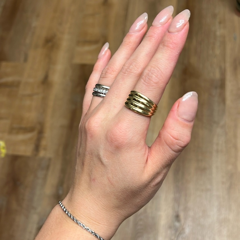 10k wide ribbed gold ring. size 7.5 vintage